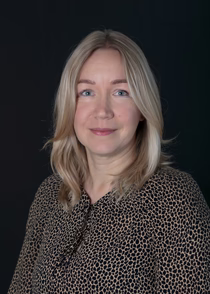 monika müügiassistent monika mustal taustal